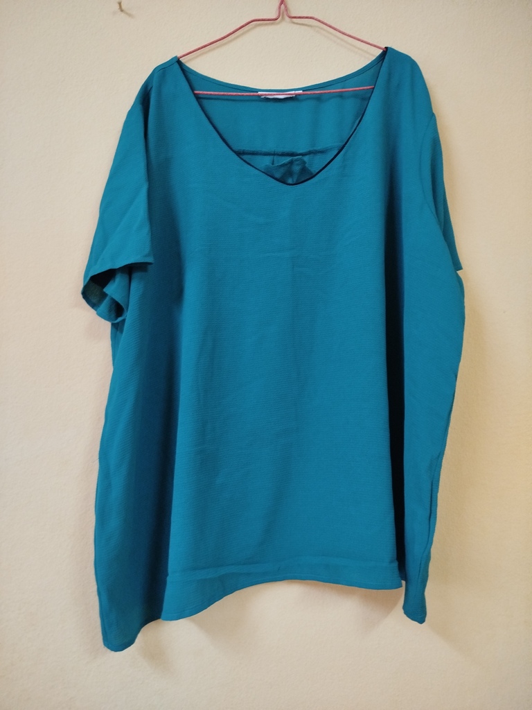 HAUT  FEMME DE COULEUR BLEUE ET MANCHES COURTES