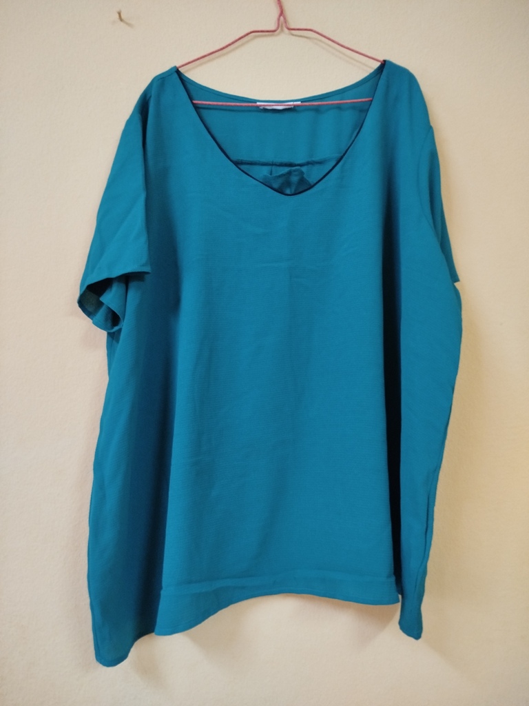 HAUT  FEMME DE COULEUR BLEUE ET MANCHES COURTES