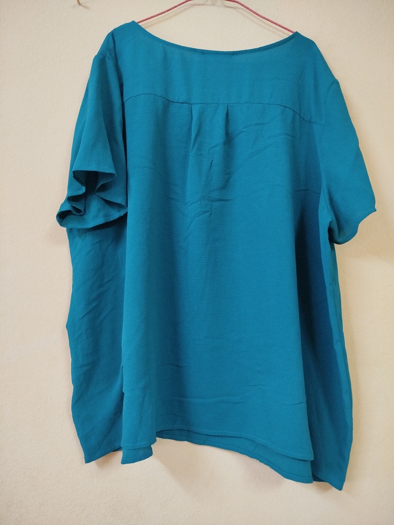 HAUT  FEMME DE COULEUR BLEUE ET MANCHES COURTES