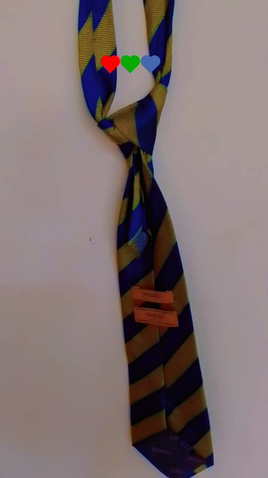 Belle cravate rayée de jaune et de bleue